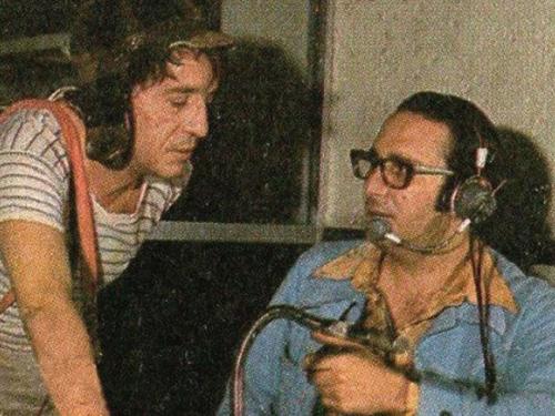 Chespirito caracterizado como Chaves e Enrique Segoviano, diretor das séries entre 1973 e 1979.