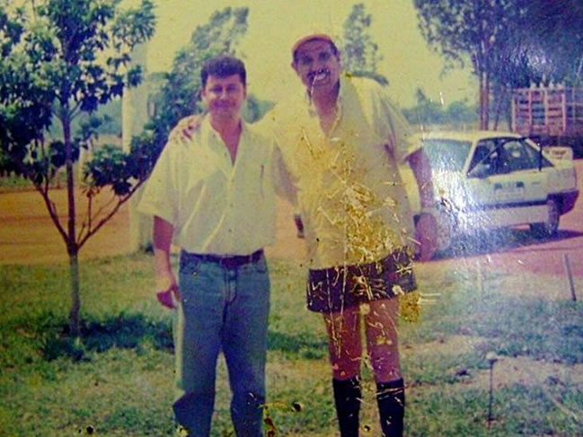 Rubén Aguirre, o Professor Girafales, é clicado ao lado de um fã em visita à cidade de Bonito (MS), em 1999.